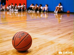 为什么室内篮球馆铺体育馆木地板的那么多